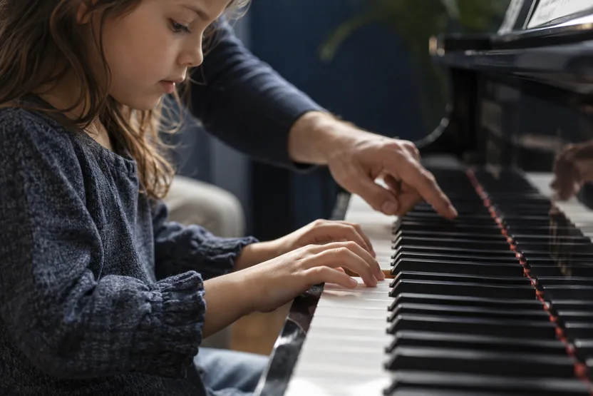 Descoberta ao piano. Cena ilustrativa para Clave Escola de Música.
